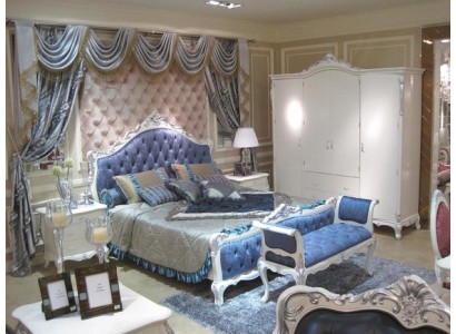 Великолепная кровать в европейском стиле в ярких синих оттенках для спальни