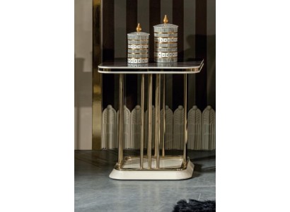 Элегантный коричневый боковой столик с металлическими элементами