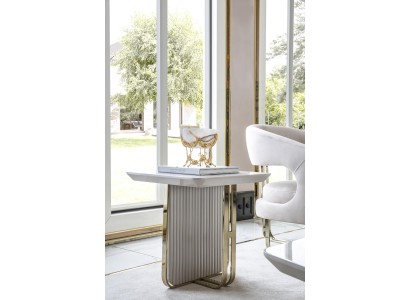 Элегантный белый боковой столик в гостиную с элементами стекла и стали