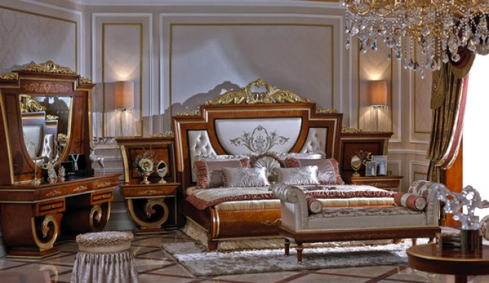 Аристократичная кровать из мягких материалов с оригинальным дизайном в итальянском стиле