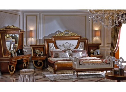 Аристократичная кровать из мягких материалов с оригинальным дизайном в итальянском стиле