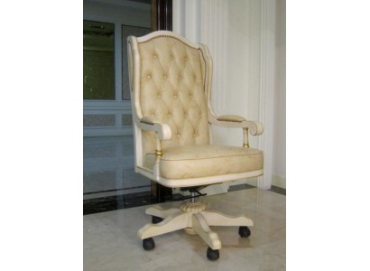 Изысканное кресло руководителя Честерфилд белого цвета изготовлено из самых современных материалов, оно выглядит стильно и респектабельно