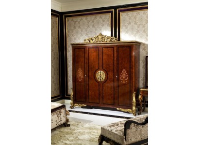 Великолепный дизайнерский шкаф в классическом стиле из элитных элементов декора