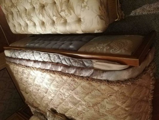 Антикварная классическая кровать из материалов высшего качества в стиле барокко