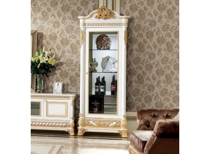 Белая классическая витрина с позолоченными элементами для вашей гостиной
