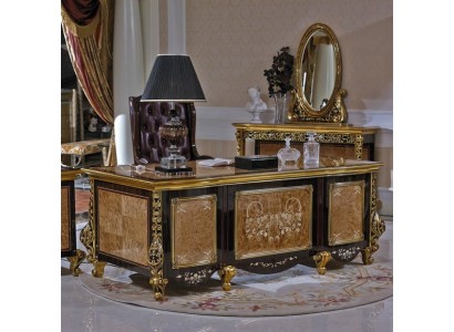 Королевский офисный стол в ярких позолоченных тонах и с оригинальным дизайном
