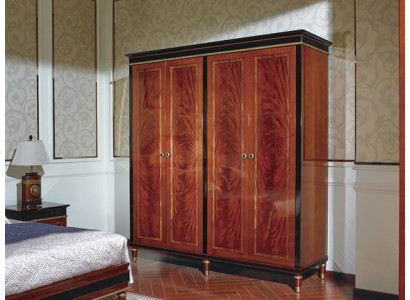 Большой деревянный шкаф с привлекательным дизайном в стиле рококо с крепкими ножками