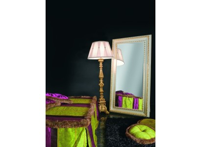 Зеркало в деревяной раме с резьбой ручной работы и с золотой патиной от производителей мебели Италии