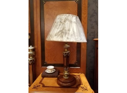 Безупречная настольная лампа выполненная в классическом стиле с невероятными элементами декора и плафоном с росписью на растительный мотив 