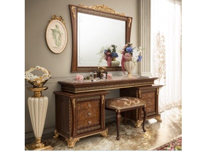Дизайнерский комплект туалетного столика с зеркалом и табуреткой выполнен в классическом стиле