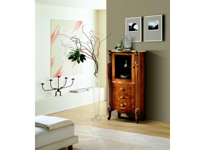 Дизайнерксий комод для гостиной от итальянских производителей мебели выполнен в классическом стиле Барокко