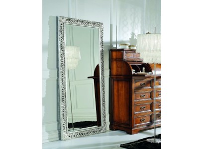 Восхитительное зеркало в  серебренном цвете, рама декорирована художественной резьбой ручной работы 