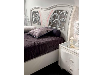  Дизайнерская белая двуспальная кровать изготовлена из натурального дерево 
