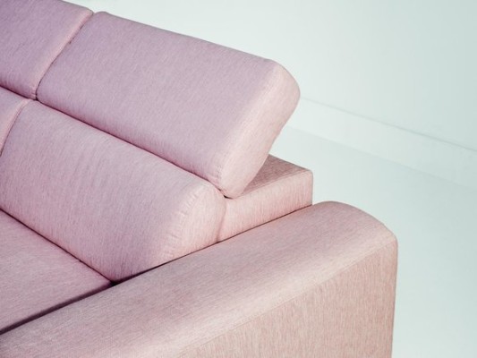 Ein respektables modernes und komfortables 2-Sitzer-Sofa in stilvoller rosa Farbe