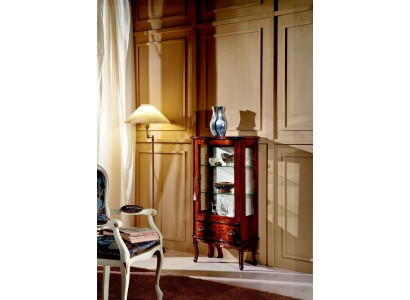 Дизайнерская витрина в классическом стиле от итальянского производителя мебели 