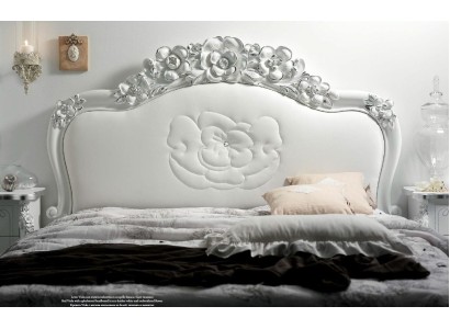 Белая дизайнерская кровать в классическом стиле из натурального дерева с резными элементами