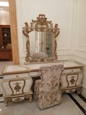 Аристократичный туалетный столик из натуральных материалов в итальянском стиле