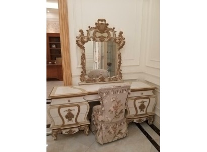 Аристократичный туалетный столик из натуральных материалов в итальянском стиле