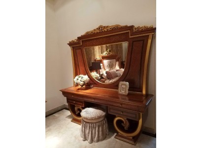Яркий аристократичный туалетный столик из элементов позолоченного декора в стиле рококо
