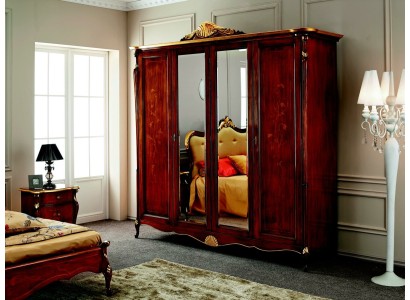 Большой добротный деревянный  шкаф в классическом стиле от производителя мебели Италии