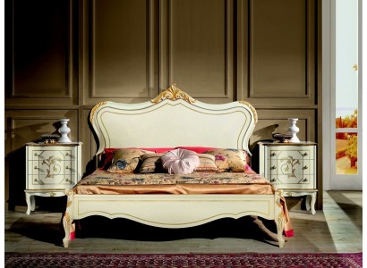 Изысканная кровать в белом цвете с резными вставками ручной работы золотого цвета в классическом стиле 