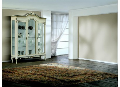 Дизайнерская белая большая 3-дверная витрина изготовлена из натурального массива дерево в классическом стиле