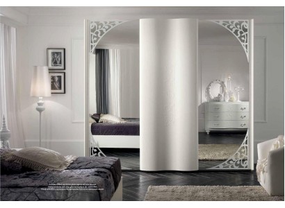  Шкаф-гардероб из дерева с зеркалом выполнен в итальянском стиле и предлагает элегантный дизайн